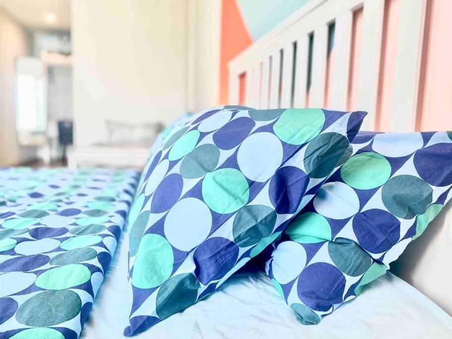 Tropicana 218 Macalister #Wondercolor #Infinity Pool #Georgetown #5Pax #2Br 2Bath #1King 1Queen 1Single #Quality Well Maintained #Private Host מראה חיצוני תמונה
